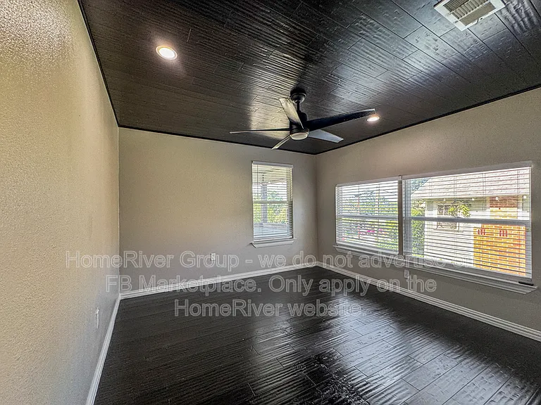 1124 E 11th St — Photo 16