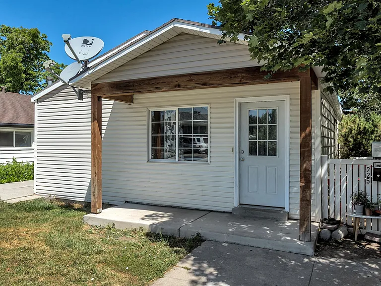 227 E Louise Ave — Photo 2