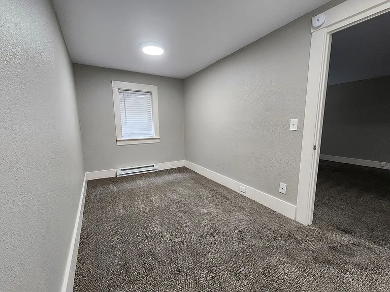 Florence Apartments — Photo 32