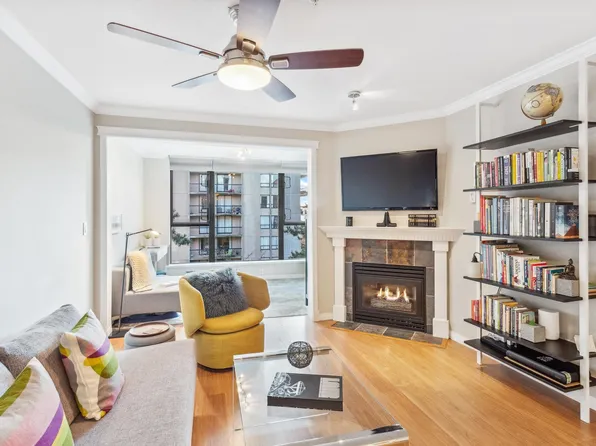 175 E 10th St #206, North Vancouver, BC V7L 4W1