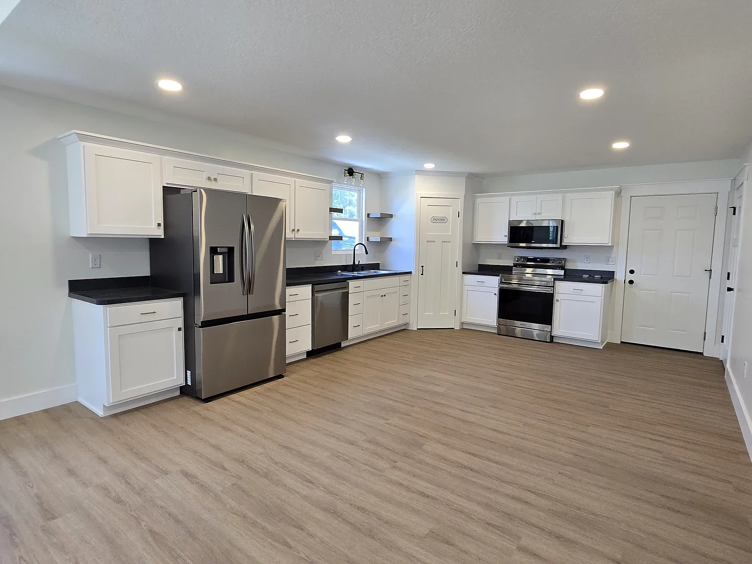 2 bed, 1230 sqft, $2,300 — Photo 4