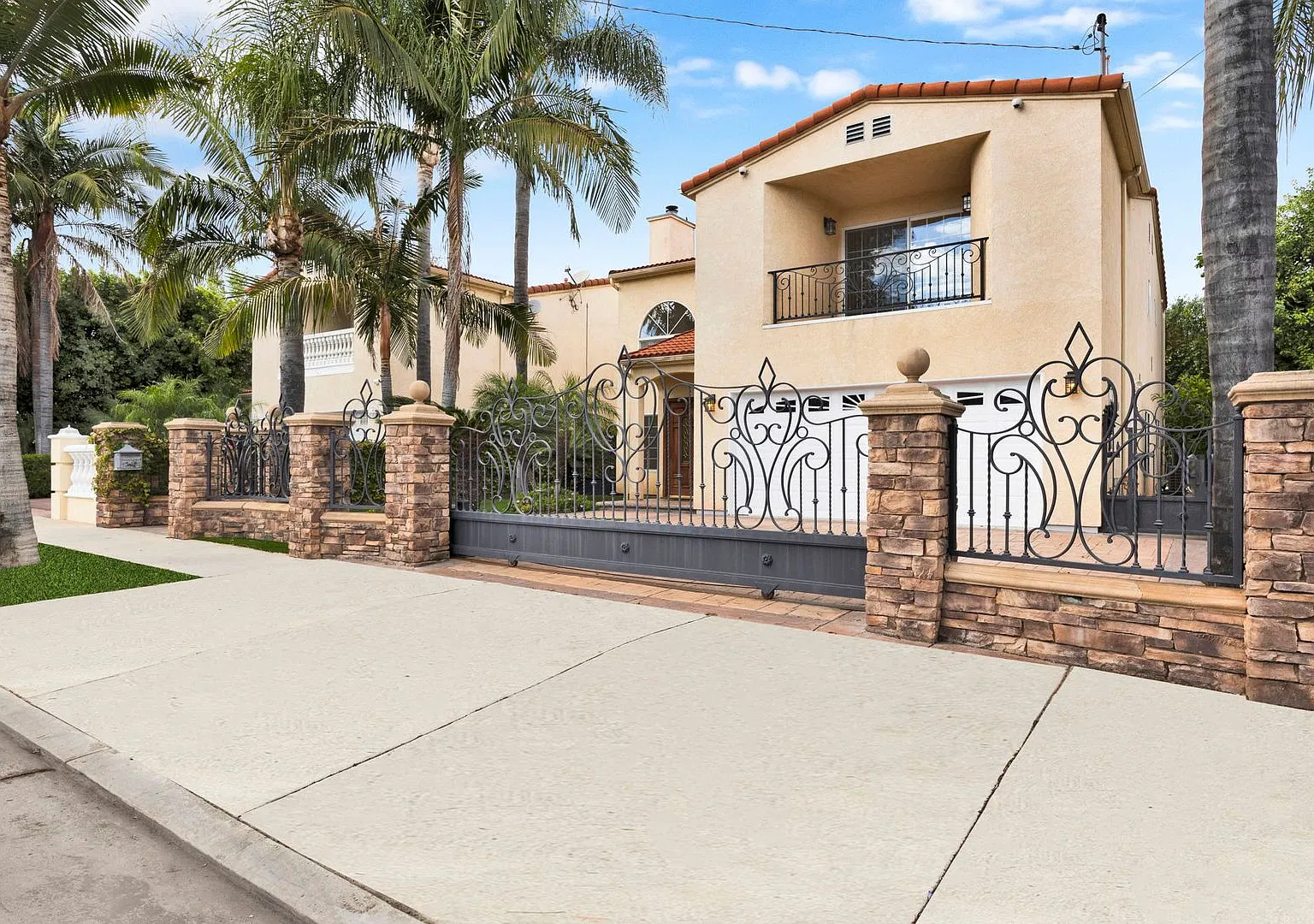 Stunning 4-Bedroom Van Nuys Home with Private Balconies & Gated Entry — Photo 1