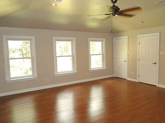 2nd image of 1711 Walnut Ln