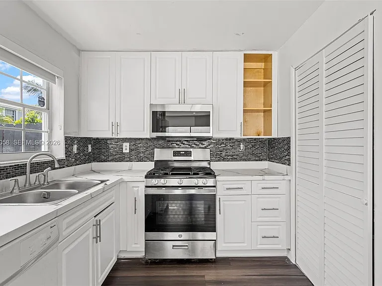 13990 SW 160th Ter — Photo 12