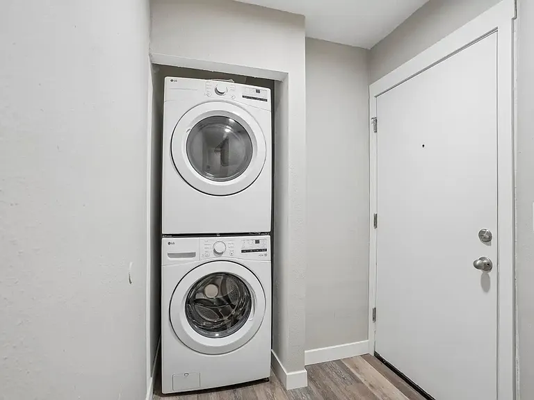 Cedar Square Apartments — Photo 11