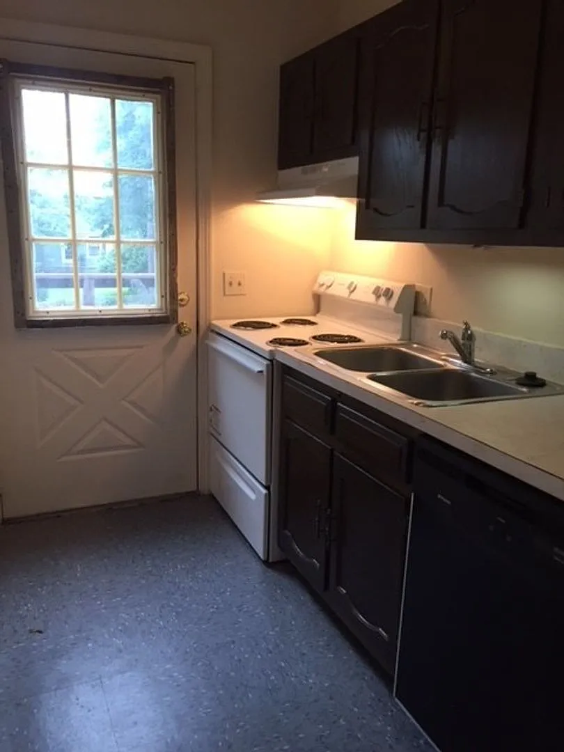 180 Edwards St — Photo 4