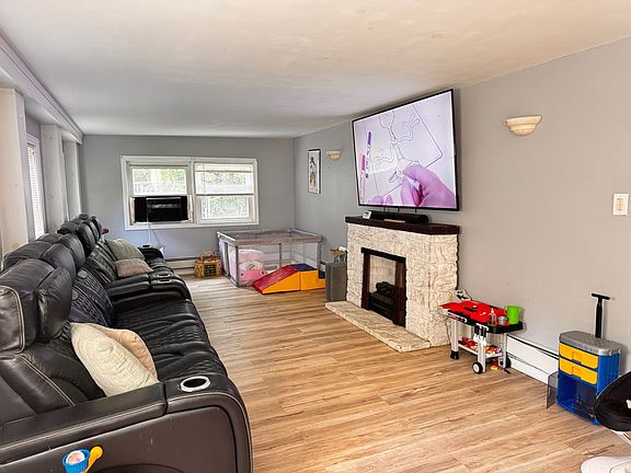 3rd image of 24 Carlton Pl