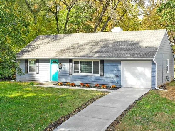 7612 Rainbow Dr, Prairie Village, KS 66208