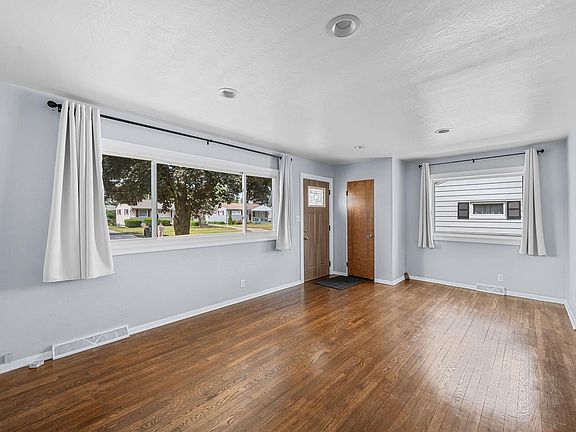 3rd image of 2618 Macarthur Ave