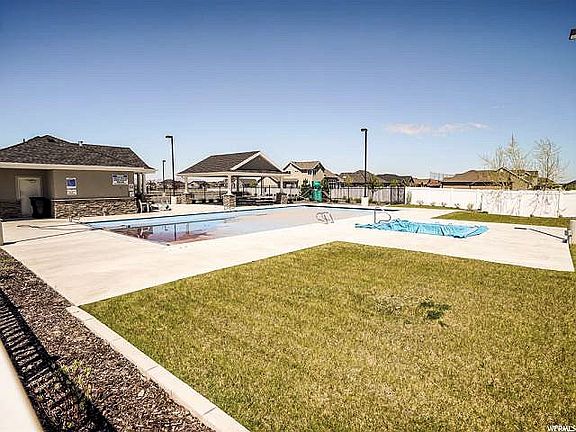 Walk to community pool