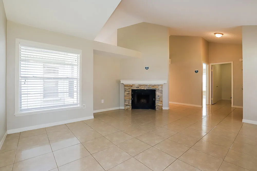 3 bed, 2.0 bath, 1729 sqft, $2,315 — Photo 4