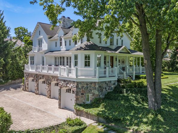 1502 Old Salem Ct, Birmingham, MI 48009