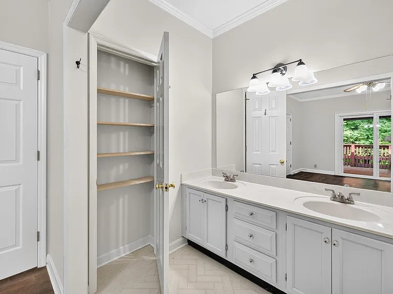 1215 Carriage Park Dr — Photo 19