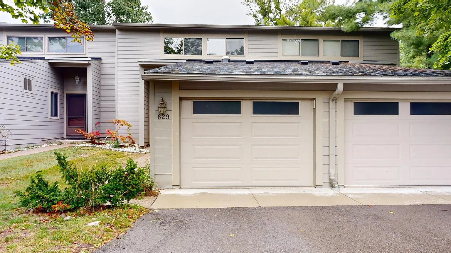 629 Watersedge Dr photo 1