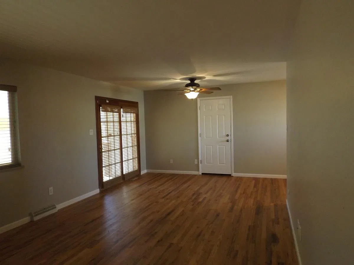 5 bed, 2500 sqft, $3,375 — Photo 3