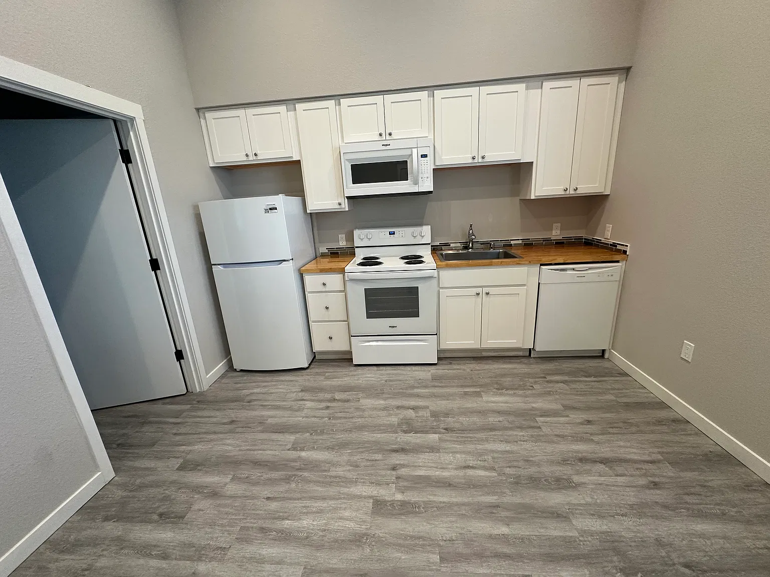1 bed, 404 sqft, $1,700 — Photo 3