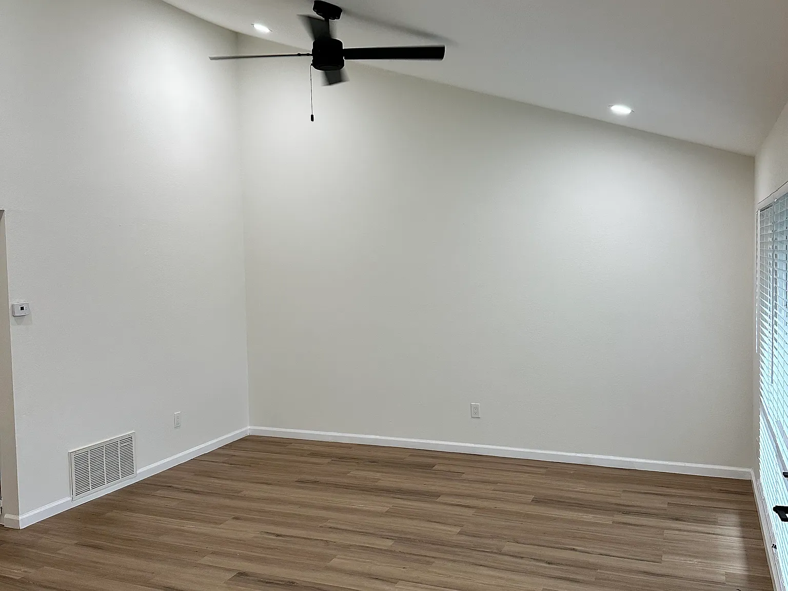 2 bed, 1.5 bath, 905 sqft, $2,400 — Photo 4