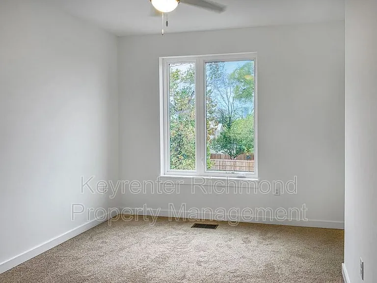 114 W 12th St #B — Photo 14