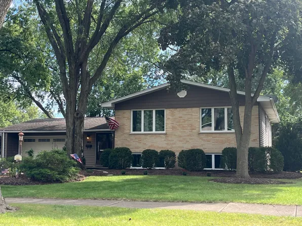 565 Maywood Ln, Lisle, IL 60532