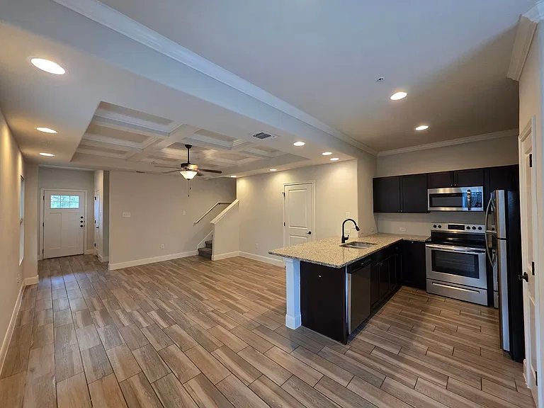 6423 Melanzane Ave #4 — Photo 2