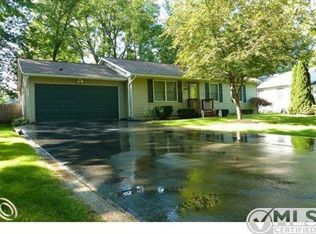 1080 Seabury Dr, Lake Orion, MI 48362