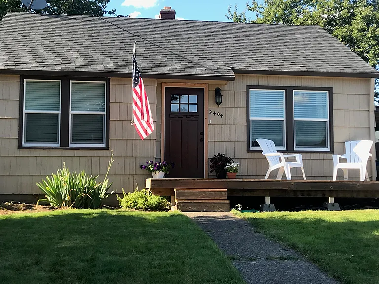 2404 E 9th St — Photo 16