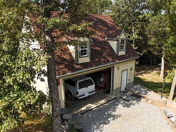 3rd image of 937 Hemlock Ln