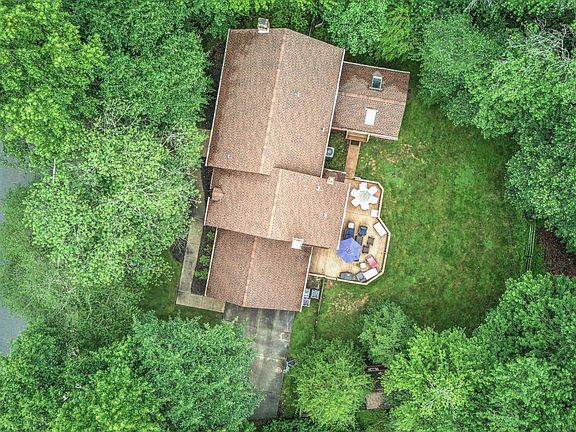 2nd image of 19 Red Oak Dr