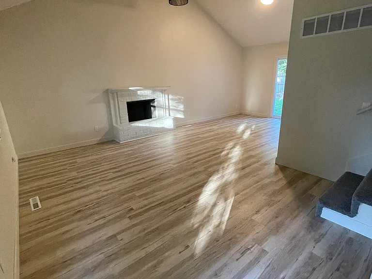 1207 Geneva St — Photo 3