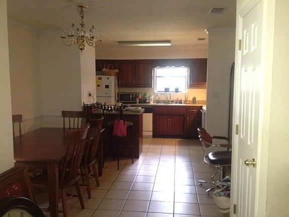 2nd image of 3201 Earl Dr