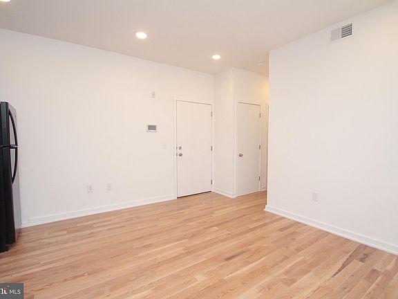 4th image of 1918 E Cumberland St