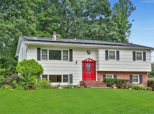 34 Beechwood Dr, Congers, NY 10920
