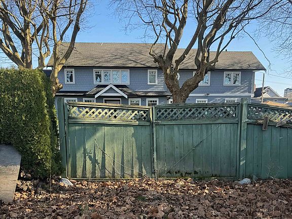 5th image of 2560 Wellington Cres