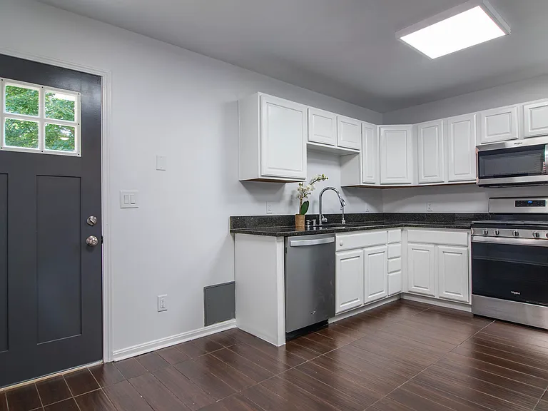 232 W 8th St — Photo 2