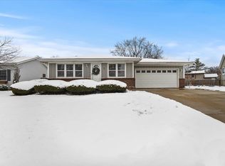 2 Yew Ct, Bloomington, IL 61701
