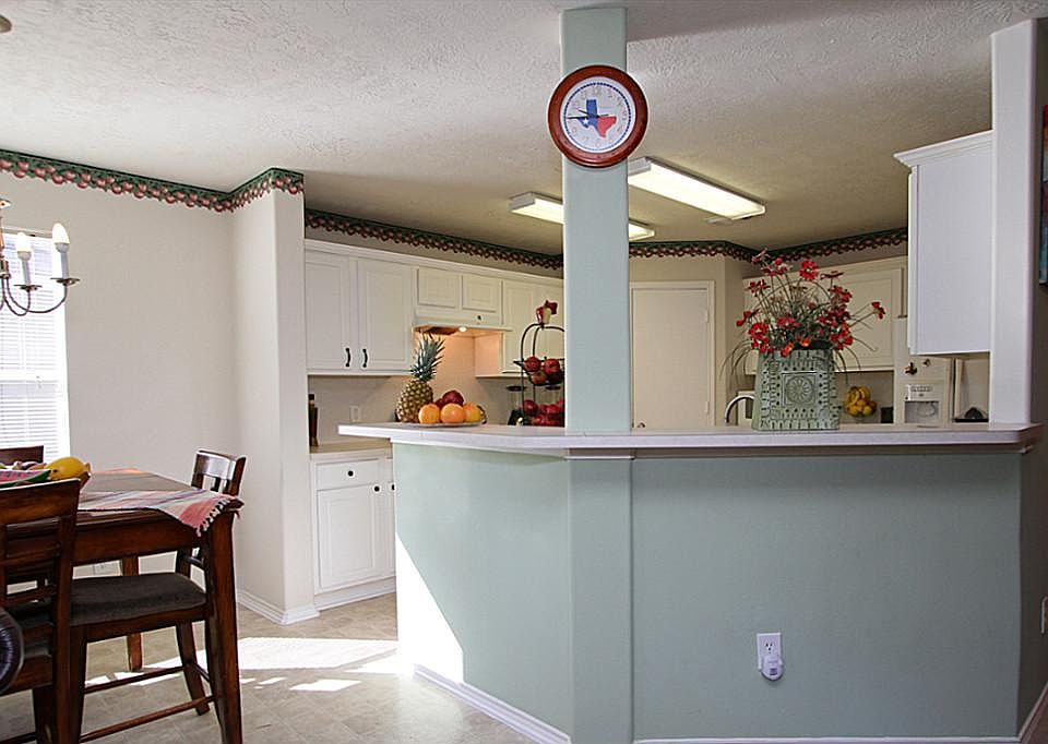 Large breakfast bar opens to the family room & breakfast room.