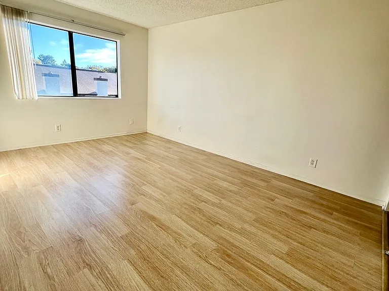 7921 Moonshadow Cir — Photo 15