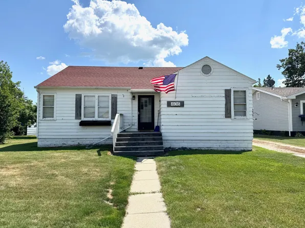 406 3rd St NE, Roseau, MN 56751
