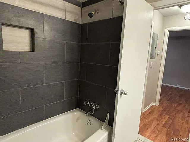 4345 Crooks Rd — Photo 9