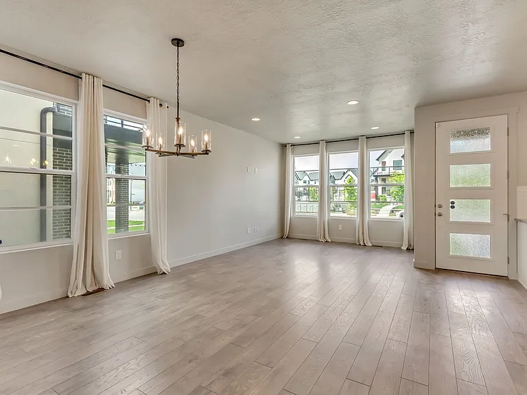 2412 N Sunmore Way — Photo 4