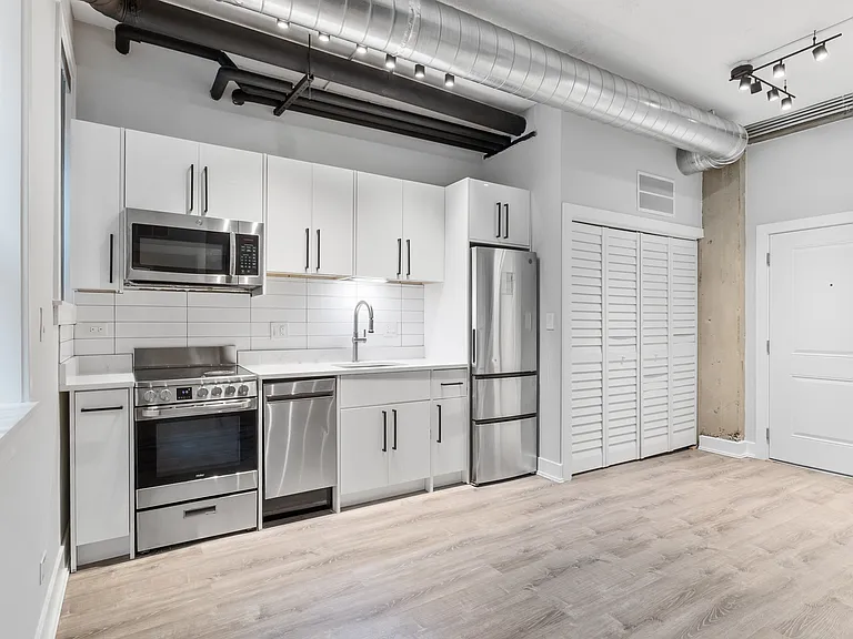7645 N Sheridan Rd #109 — Photo 3