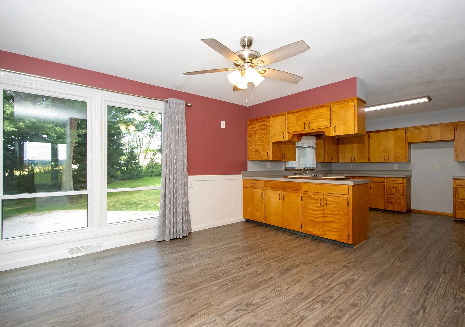 Four bedroom, single-family home — Photo 2