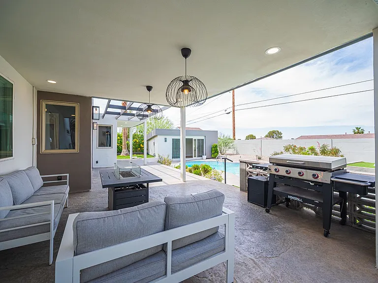 330 E Country Club Dr — Photo 16