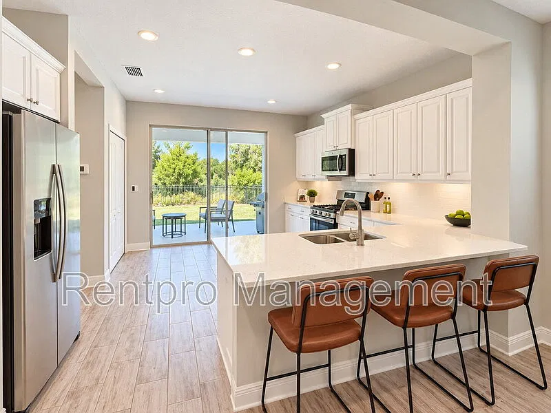 3 bed, 2.0 bath, 1600 sqft, $2,299 — Photo 3