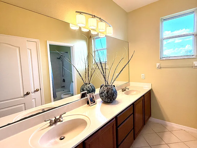 885 Chatsworth Dr — Photo 12