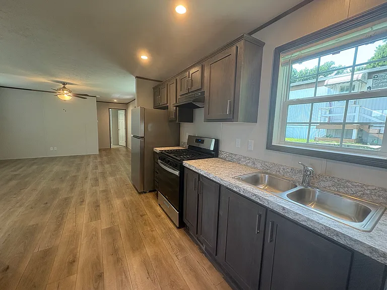 223 Lexington Dr — Photo 7