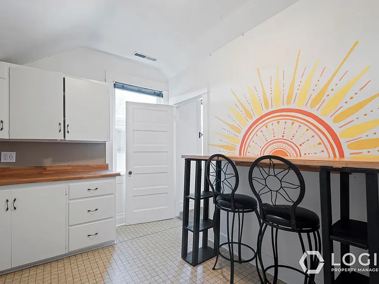 423 S Douglas St #UPSTAIRS — Photo 9