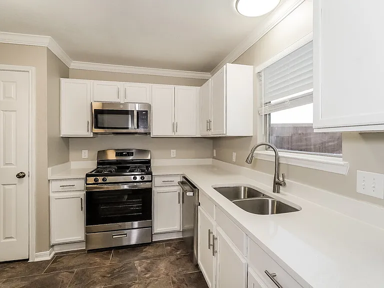3615 Rolling Springs Ln — Photo 5
