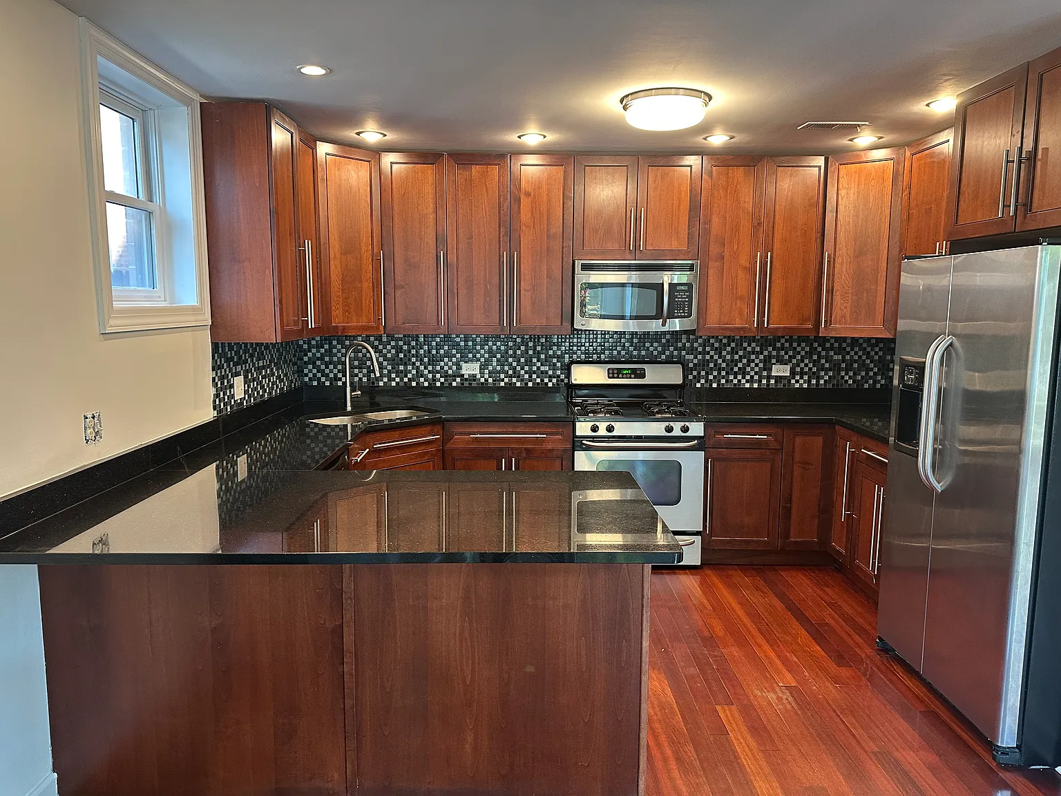 3 bed, 2500 sqft, $3,500 — Photo 2