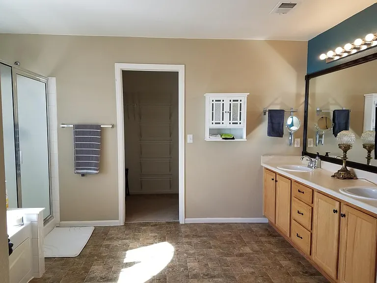 5379 Netherland St — Photo 5